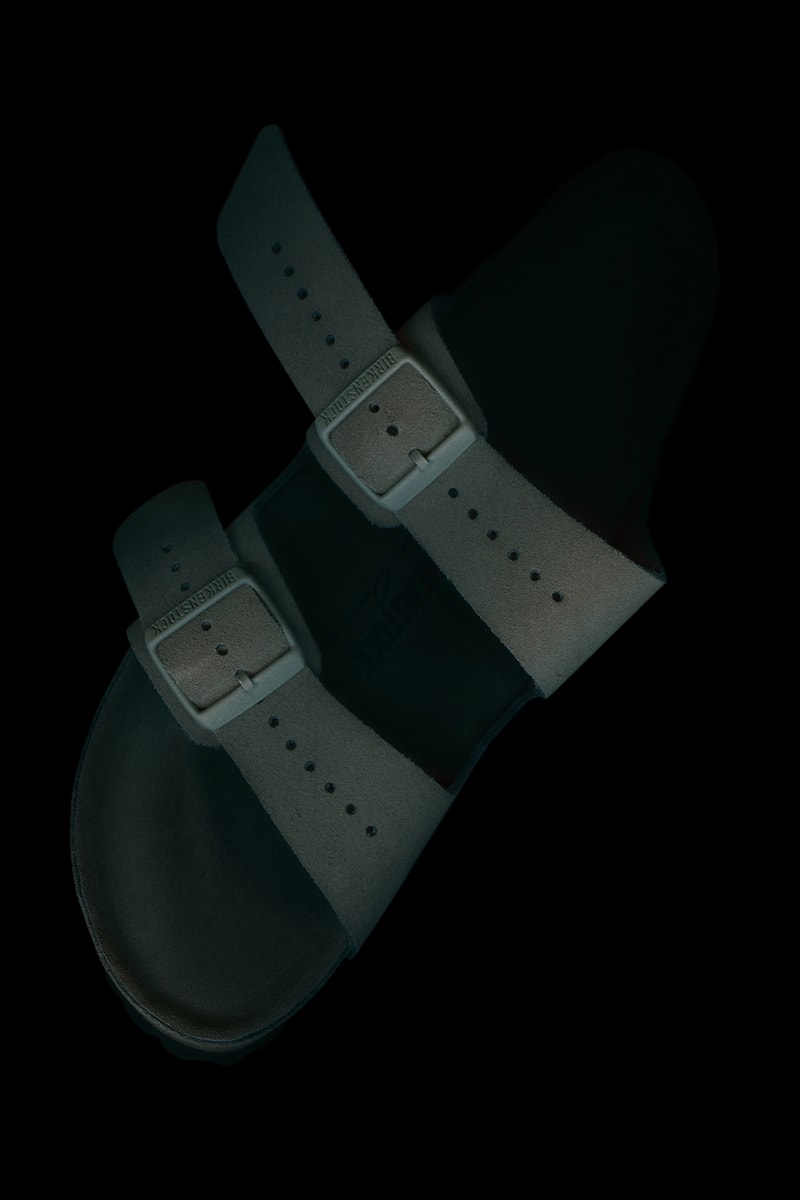 Rick Owens x BIRKENSTOCK の記念すべき初コレクションがベールを脱ぐ 〈BIRKENSTOCK〉の定番モデルに退廃的なゴシック要素を追加 去る1月に発表された〈Rick Owens（リック・オウエンス）〉と〈BIRKENSTOCK（ビルケンシュトック）〉のコラボレーションシリーズがいよいよリリースの時を迎える。  〈BIRKENSTOCK〉の定番モデルであるArizona、Madrid、Bostonをベースに、ラグジュアリーブランドならではの4種類の高級素材（アーミーフェルト、スエード、フルグレインレザー、ロングヘアーカウ）を大胆に使用。3型ともフルレザーのフットベットライニング仕様となっている。カラーリングは、〈Rick Owens〉のセカンドライン〈DRKSHDW（ダークシャドウ）〉がそのままカラー名になった独特のくすんだ色味をはじめ、ブラック、グレー、ブラウンなど、 同ブランドを象徴するような色調で統一されている。 これらのサンダルに加え、3種類のソックスも同時発売となる。  現在〈Rick Owens〉の公式サイトにてプレオーダーを受け付けているが、4月17日（火）より両ブランドの取扱い店にて販売開始予定とのこと。  上のフォトギャラリーよりビジュアルの詳細をチェックし、お気に入りの1足を見つけてみては。