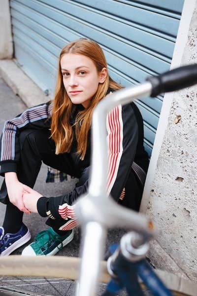 Slam Jam x Needles が購買意欲を駆り立てるアシンメトリーな配色のトラックスーツを製作 注目のカプセルには〈Rebuild by Needles〉のパッチワークシャツもラインアップ A$AP Rocky（エイサップ・ロッキー）率いる「AWGE（アウグ）」とのプロジェクトが記憶に新しい〈Needles（ニードルス）〉の次なるコラボレーションパートナーは、イタリアのストリートにおける最重要アカウント『Slam Jam（スラム ジャム）』。〈Needles〉のシグネチャーであるトラックスーツは、バタフライロゴの下に“SLAM JAM”の文字を刺繍。ただ、「AWGE」とのダブルネームとは異なり、本作は左右のストライプで色を使い分けたアシンメトリーな仕上がりが特徴だ。さらに、今回のカプセルではトラックスーツのみならず、古着リメイクライン〈Rebuild by Needles〉のパッチワークシャツもラインアップ。国内での購入を検討している方は、上のルックブックをチェックして、4月26日（現地時間）のオンラインリリースに備えよう。  あわせて、『NEPENTHES（ネペンテス）』が公開した〈Engineered Garments（エンジニアド ガーメンツ）〉と世界のランナーを魅了する〈HOKA ONE ONE（ホカ オネオネ）〉のエディトリアルもお見逃しなく。