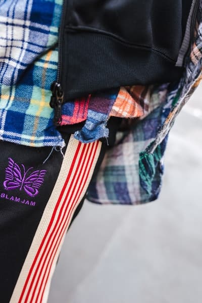 Slam Jam x Needles が購買意欲を駆り立てるアシンメトリーな配色のトラックスーツを製作 注目のカプセルには〈Rebuild by Needles〉のパッチワークシャツもラインアップ A$AP Rocky（エイサップ・ロッキー）率いる「AWGE（アウグ）」とのプロジェクトが記憶に新しい〈Needles（ニードルス）〉の次なるコラボレーションパートナーは、イタリアのストリートにおける最重要アカウント『Slam Jam（スラム ジャム）』。〈Needles〉のシグネチャーであるトラックスーツは、バタフライロゴの下に“SLAM JAM”の文字を刺繍。ただ、「AWGE」とのダブルネームとは異なり、本作は左右のストライプで色を使い分けたアシンメトリーな仕上がりが特徴だ。さらに、今回のカプセルではトラックスーツのみならず、古着リメイクライン〈Rebuild by Needles〉のパッチワークシャツもラインアップ。国内での購入を検討している方は、上のルックブックをチェックして、4月26日（現地時間）のオンラインリリースに備えよう。  あわせて、『NEPENTHES（ネペンテス）』が公開した〈Engineered Garments（エンジニアド ガーメンツ）〉と世界のランナーを魅了する〈HOKA ONE ONE（ホカ オネオネ）〉のエディトリアルもお見逃しなく。