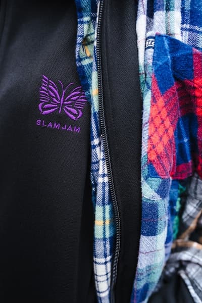 Slam Jam x Needles が購買意欲を駆り立てるアシンメトリーな配色のトラックスーツを製作 注目のカプセルには〈Rebuild by Needles〉のパッチワークシャツもラインアップ A$AP Rocky（エイサップ・ロッキー）率いる「AWGE（アウグ）」とのプロジェクトが記憶に新しい〈Needles（ニードルス）〉の次なるコラボレーションパートナーは、イタリアのストリートにおける最重要アカウント『Slam Jam（スラム ジャム）』。〈Needles〉のシグネチャーであるトラックスーツは、バタフライロゴの下に“SLAM JAM”の文字を刺繍。ただ、「AWGE」とのダブルネームとは異なり、本作は左右のストライプで色を使い分けたアシンメトリーな仕上がりが特徴だ。さらに、今回のカプセルではトラックスーツのみならず、古着リメイクライン〈Rebuild by Needles〉のパッチワークシャツもラインアップ。国内での購入を検討している方は、上のルックブックをチェックして、4月26日（現地時間）のオンラインリリースに備えよう。  あわせて、『NEPENTHES（ネペンテス）』が公開した〈Engineered Garments（エンジニアド ガーメンツ）〉と世界のランナーを魅了する〈HOKA ONE ONE（ホカ オネオネ）〉のエディトリアルもお見逃しなく。