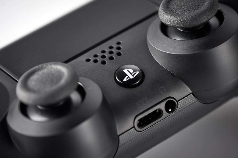 プレステ最新機種 PlayStation 5 は最速で2019年内にリリース? メーカーにはゲーム開発キットを配布済みで、早ければ今年6月に開催される世界最大級のゲーム見本市「E3」で情報解禁との予想も ここ最近は『大乱闘スマッシュブラザーズ』や『ロックマン クラシックス コレクション』など、Nintendo Switch関連のニュースで盛り上がっていたゲーム業界だが、「もういいだろう」と遂に「Sony(ソニー)」が動き出した。テック系情報サイトによると、同社は2013年に発売されたPlayStation 4の後継機、PlayStation 5の開発を水面下で進行しているとのこと。また、すでに各ソフトメーカーにも開発キットを配布済みで、このプレステ最新機種はPlayStation VRの対応を想定しているという。 ただ、肝心の発売時期については、最速で2019年秋にリリースと言う人もいれば、2016年にPlayStation 4 Proがリリースされたばかりなので2021年以降になるなど、様々な噂がある。歴代機種のリリース間隔を考えれば、確かに来年中の登場もありえなくはない話しなので、引き続き「Sony」の動向やビッグイベントの情報をフォローしていこう。 ちなみに、PlayStation 4対応ソフト『グランド・セフト・オートV』の『スター・ウォーズ』さえも凌駕する驚愕の収益記録についてはすでにご存知?