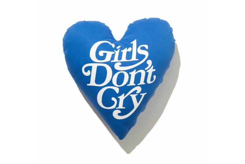 VERDY の Girls Don’t Cry が BEAMS T で1日限定のポップアップを開催 ブルーを基調とした爽やかなアイテムと共にブランド初のリングなども登場 VERDY（ヴェルディ）が手がけるアートプロジェクト〈Girls Don’t Cry（ガールズ ドント クライ）〉は遂に太平洋をまたぎ、『UNDEFEATED Los Angels』でポップアップを開催。その注目度はすでに世界規模で、ローンチイベントには〈Brain Dead（ブレイン デッド）〉のKyle Ng（カイル・ウン）や〈BornxRaised（ボーンアンドレイズド）〉のSpanto（スパント）といった現代ストリートのキーパーソンたちが多数駆けつけた。  そのVERDYが、今度は『BEAMS T HARAJUKU』で1日限定のポップアップ開催をアナウンス。これまでの〈Girls Don’t Cry〉はレッド/ホワイトをメインカラーに様々なアパレル＆マーチャンダイズを展開してきたが、本展ではブルーを基調にコレクションを制作。ロゴや蝶のグラフィックをプリントしたTシャツ、キャップ、ソックスに加え、TYVEK製トート、バンダナ、さらには〈Bill Wall Leather（ビルウォールレザー）〉とのコラボレーションにより、ブランド初のリングもラインアップしている。  肝心のポップアップ開催日は、2018年5月3日（木）。なお、当日は午後7時から誰でも入場可能なレセプションパーティーも催されるようだ。購入をご検討の方は、こちらから販売方法や注意点をチェックしておこう。  あわせて、『ViVi』の専属モデルを務める新世代のファッションアイコン、emma（エマ）とVERDYの対談もお見逃しなく。