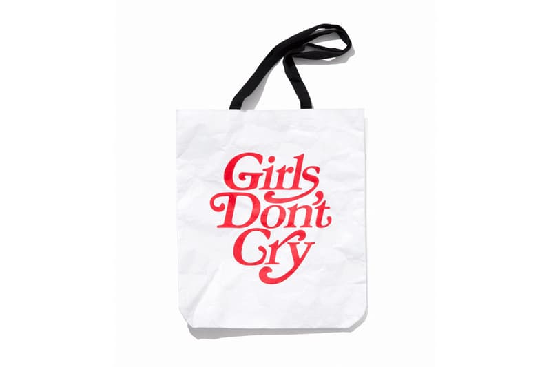 VERDY の Girls Don’t Cry が BEAMS T で1日限定のポップアップを開催 ブルーを基調とした爽やかなアイテムと共にブランド初のリングなども登場 VERDY（ヴェルディ）が手がけるアートプロジェクト〈Girls Don’t Cry（ガールズ ドント クライ）〉は遂に太平洋をまたぎ、『UNDEFEATED Los Angels』でポップアップを開催。その注目度はすでに世界規模で、ローンチイベントには〈Brain Dead（ブレイン デッド）〉のKyle Ng（カイル・ウン）や〈BornxRaised（ボーンアンドレイズド）〉のSpanto（スパント）といった現代ストリートのキーパーソンたちが多数駆けつけた。  そのVERDYが、今度は『BEAMS T HARAJUKU』で1日限定のポップアップ開催をアナウンス。これまでの〈Girls Don’t Cry〉はレッド/ホワイトをメインカラーに様々なアパレル＆マーチャンダイズを展開してきたが、本展ではブルーを基調にコレクションを制作。ロゴや蝶のグラフィックをプリントしたTシャツ、キャップ、ソックスに加え、TYVEK製トート、バンダナ、さらには〈Bill Wall Leather（ビルウォールレザー）〉とのコラボレーションにより、ブランド初のリングもラインアップしている。  肝心のポップアップ開催日は、2018年5月3日（木）。なお、当日は午後7時から誰でも入場可能なレセプションパーティーも催されるようだ。購入をご検討の方は、こちらから販売方法や注意点をチェックしておこう。  あわせて、『ViVi』の専属モデルを務める新世代のファッションアイコン、emma（エマ）とVERDYの対談もお見逃しなく。