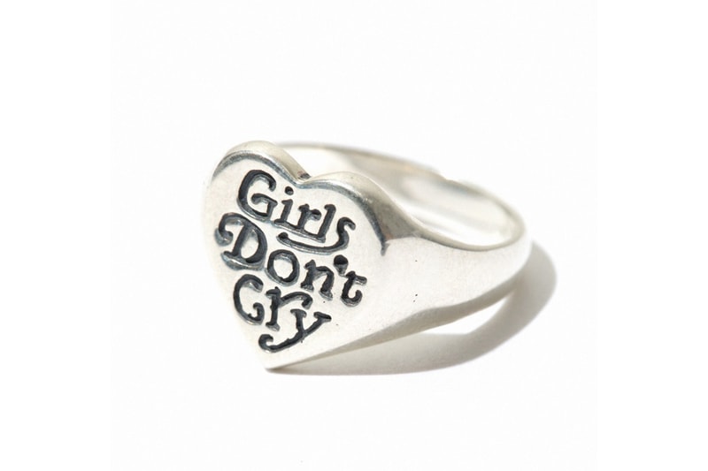 VERDY の Girls Don’t Cry が BEAMS T で1日限定のポップアップを開催 ブルーを基調とした爽やかなアイテムと共にブランド初のリングなども登場 VERDY（ヴェルディ）が手がけるアートプロジェクト〈Girls Don’t Cry（ガールズ ドント クライ）〉は遂に太平洋をまたぎ、『UNDEFEATED Los Angels』でポップアップを開催。その注目度はすでに世界規模で、ローンチイベントには〈Brain Dead（ブレイン デッド）〉のKyle Ng（カイル・ウン）や〈BornxRaised（ボーンアンドレイズド）〉のSpanto（スパント）といった現代ストリートのキーパーソンたちが多数駆けつけた。  そのVERDYが、今度は『BEAMS T HARAJUKU』で1日限定のポップアップ開催をアナウンス。これまでの〈Girls Don’t Cry〉はレッド/ホワイトをメインカラーに様々なアパレル＆マーチャンダイズを展開してきたが、本展ではブルーを基調にコレクションを制作。ロゴや蝶のグラフィックをプリントしたTシャツ、キャップ、ソックスに加え、TYVEK製トート、バンダナ、さらには〈Bill Wall Leather（ビルウォールレザー）〉とのコラボレーションにより、ブランド初のリングもラインアップしている。  肝心のポップアップ開催日は、2018年5月3日（木）。なお、当日は午後7時から誰でも入場可能なレセプションパーティーも催されるようだ。購入をご検討の方は、こちらから販売方法や注意点をチェックしておこう。  あわせて、『ViVi』の専属モデルを務める新世代のファッションアイコン、emma（エマ）とVERDYの対談もお見逃しなく。
