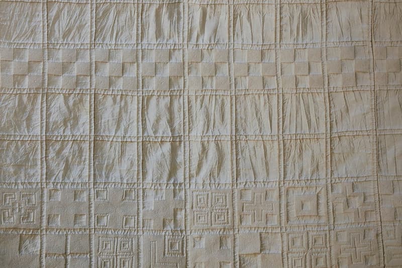 visvim がキルト作家であり染織家の秦泉寺由子にクローズアップ 日本が世界に誇る唯一無二のブランド〈visvim(ビズビム)〉では、創作活動におけるインスピレーションの源を独自の視点から掘り下げたレポート "Survey"を不定期に発表している。 モノ、人、場所、文化など多様なトピックを扱う本シリーズの最新回では、キルト作家であり染織家 (せんしょくか)の秦泉寺由子に迫っている。 20代半ばに渡米し、キルト作家として活動していた秦泉寺氏だが、日本帰国後に出会ったインドネシアの染色技術に魅せられ、すぐさま現地に移住。そこで染織家としてのキャリアをスタートさせる。1994年に開催されたエキシビションの準備に際し、白く染める技法を模索していた同氏は、それまで一般的には不可能と考えられていた竹による染色を試みる。その後、秦泉寺氏は試行錯誤を重ね、世界でも前例のない青竹染めのパイオニアとして地位を確立していった。 まずは、上のフォトギャラリーで滋賀県大津市にある同氏のスタジオの風景がチェックしてみよう。レポートの全文は〈visvim〉の公式サイトに掲載されている。 HYPEBEAST