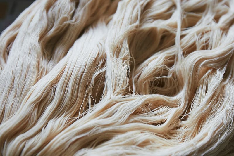 visvim がキルト作家であり染織家の秦泉寺由子にクローズアップ 日本が世界に誇る唯一無二のブランド〈visvim(ビズビム)〉では、創作活動におけるインスピレーションの源を独自の視点から掘り下げたレポート "Survey"を不定期に発表している。 モノ、人、場所、文化など多様なトピックを扱う本シリーズの最新回では、キルト作家であり染織家 (せんしょくか)の秦泉寺由子に迫っている。 20代半ばに渡米し、キルト作家として活動していた秦泉寺氏だが、日本帰国後に出会ったインドネシアの染色技術に魅せられ、すぐさま現地に移住。そこで染織家としてのキャリアをスタートさせる。1994年に開催されたエキシビションの準備に際し、白く染める技法を模索していた同氏は、それまで一般的には不可能と考えられていた竹による染色を試みる。その後、秦泉寺氏は試行錯誤を重ね、世界でも前例のない青竹染めのパイオニアとして地位を確立していった。 まずは、上のフォトギャラリーで滋賀県大津市にある同氏のスタジオの風景がチェックしてみよう。レポートの全文は〈visvim〉の公式サイトに掲載されている。 HYPEBEAST