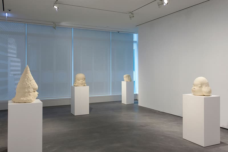 日本の現代美術の第二世代を代表する奈良美智の個展 “Ceramic Works and…” 『Pace Gallery』では独特な眼差しの少女で知られる奈良氏の新作立体作品やアクリル絵画を展示