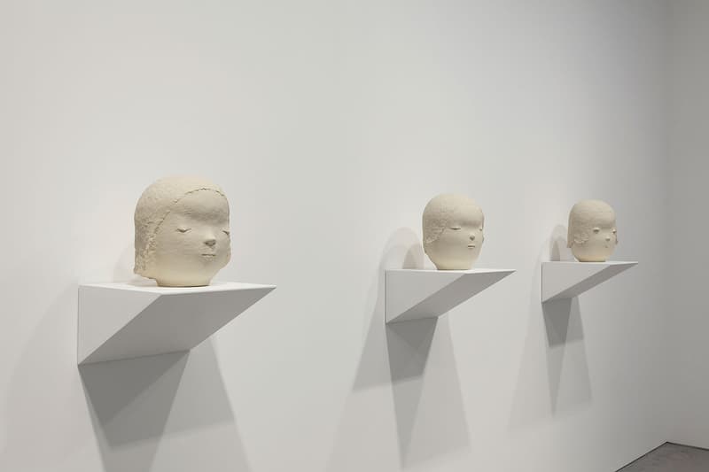 日本の現代美術の第二世代を代表する奈良美智の個展 “Ceramic Works and…” 『Pace Gallery』では独特な眼差しの少女で知られる奈良氏の新作立体作品やアクリル絵画を展示