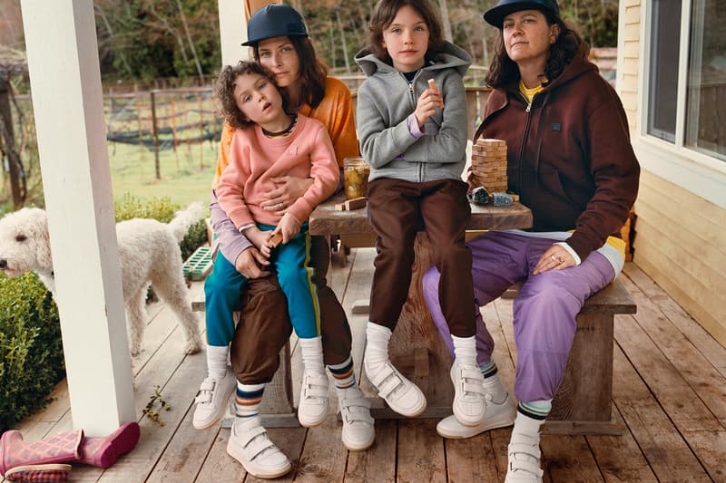 Acne Studios より愛嬌たっぷりのロゴを用いた “Face Motif” コレクション第2弾が登場 現代社会における家族の多様性をファッションというツールを通して表現 スウェーデン Acne Studios アクネ ストゥディオズ Face Motif フェイスモチーフ ルックブック Yves Saint Laurent イヴ・サンローラン 広告ビジュアル Craig McDean クレイグ・マクディーン Modern Family 現代家族 Tasha Tilberg タシャ・ティルバーグ Laura Wilson ラウラ・ウィルソン LGBT ラグビーシャツ フーディ トラックパンツ スニーカー キャップ 公式オンラインストア HYPEBEAST ハイプビースト