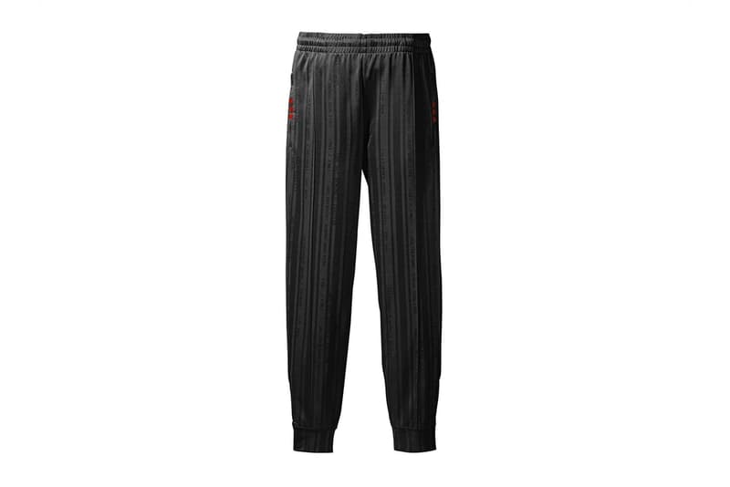 adidas Originals by Alexander Wang Season 3 第2弾のアイテム一覧が公開 adidas Originals by Alexander Wang Season 3 第2弾のアイテム一覧が公開 先月末に立ち上がりを迎えた〈adidas Originals by Alexander Wang(アディダス オリジナルス バイ アレキサンダー ワン)〉の最新コレクション“Season 3”より、早くもDrop 2が登場する。今季は工場での検品作業からインスパイアされ、品質管理基準や出荷不良品などのアイディアをモチーフに、〈adidas〉のアイコンを再構築。第2弾のデリバリーではワークウェアにフォーカスを当て、“CAUTION: DO NOT REMOVE(注意。取り外し厳禁)”というピクセルフォントをキーデザインに採用している。アパレルの注目は開襟タイプのコーチジャケットと、重量感のあるピケ素材を採用したクルーネック&トラックパンツのセットアップ。また、シューズカテゴリーからはAW Bball Soccerの新色とともにソックスランナータイプのRun Clean BOOSTも登場するほか、今回は〈adidas Originals by Alexander Wang〉初のレディースアイテムも展開される。 Alexander Wangの前衛的な哲学を色濃く反映した“Season 3”の第2弾は、〈adidas Originals〉と〈AW〉の直営店とオンライン、そして厳選された一部リテーラーにて5月19日(土)より発売開始。アイテム一覧は、上のフォトギャラリーからご確認を。 あわせて、W杯の歴史を讃える〈adidas Originals〉のユニフォームコレクションもお見逃しなく。 HYPEBEAST