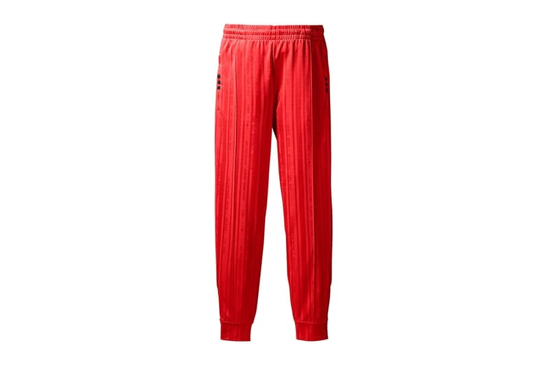 adidas Originals by Alexander Wang Season 3 第2弾のアイテム一覧が公開 adidas Originals by Alexander Wang Season 3 第2弾のアイテム一覧が公開 先月末に立ち上がりを迎えた〈adidas Originals by Alexander Wang(アディダス オリジナルス バイ アレキサンダー ワン)〉の最新コレクション“Season 3”より、早くもDrop 2が登場する。今季は工場での検品作業からインスパイアされ、品質管理基準や出荷不良品などのアイディアをモチーフに、〈adidas〉のアイコンを再構築。第2弾のデリバリーではワークウェアにフォーカスを当て、“CAUTION: DO NOT REMOVE(注意。取り外し厳禁)”というピクセルフォントをキーデザインに採用している。アパレルの注目は開襟タイプのコーチジャケットと、重量感のあるピケ素材を採用したクルーネック&トラックパンツのセットアップ。また、シューズカテゴリーからはAW Bball Soccerの新色とともにソックスランナータイプのRun Clean BOOSTも登場するほか、今回は〈adidas Originals by Alexander Wang〉初のレディースアイテムも展開される。 Alexander Wangの前衛的な哲学を色濃く反映した“Season 3”の第2弾は、〈adidas Originals〉と〈AW〉の直営店とオンライン、そして厳選された一部リテーラーにて5月19日(土)より発売開始。アイテム一覧は、上のフォトギャラリーからご確認を。 あわせて、W杯の歴史を讃える〈adidas Originals〉のユニフォームコレクションもお見逃しなく。 HYPEBEAST