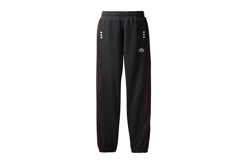 adidas Originals by Alexander Wang Season 3 第2弾のアイテム一覧が公開 adidas Originals by Alexander Wang Season 3 第2弾のアイテム一覧が公開 先月末に立ち上がりを迎えた〈adidas Originals by Alexander Wang(アディダス オリジナルス バイ アレキサンダー ワン)〉の最新コレクション“Season 3”より、早くもDrop 2が登場する。今季は工場での検品作業からインスパイアされ、品質管理基準や出荷不良品などのアイディアをモチーフに、〈adidas〉のアイコンを再構築。第2弾のデリバリーではワークウェアにフォーカスを当て、“CAUTION: DO NOT REMOVE(注意。取り外し厳禁)”というピクセルフォントをキーデザインに採用している。アパレルの注目は開襟タイプのコーチジャケットと、重量感のあるピケ素材を採用したクルーネック&トラックパンツのセットアップ。また、シューズカテゴリーからはAW Bball Soccerの新色とともにソックスランナータイプのRun Clean BOOSTも登場するほか、今回は〈adidas Originals by Alexander Wang〉初のレディースアイテムも展開される。 Alexander Wangの前衛的な哲学を色濃く反映した“Season 3”の第2弾は、〈adidas Originals〉と〈AW〉の直営店とオンライン、そして厳選された一部リテーラーにて5月19日(土)より発売開始。アイテム一覧は、上のフォトギャラリーからご確認を。 あわせて、W杯の歴史を讃える〈adidas Originals〉のユニフォームコレクションもお見逃しなく。 HYPEBEAST
