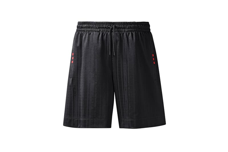 adidas Originals by Alexander Wang Season 3 第2弾のアイテム一覧が公開 adidas Originals by Alexander Wang Season 3 第2弾のアイテム一覧が公開 先月末に立ち上がりを迎えた〈adidas Originals by Alexander Wang(アディダス オリジナルス バイ アレキサンダー ワン)〉の最新コレクション“Season 3”より、早くもDrop 2が登場する。今季は工場での検品作業からインスパイアされ、品質管理基準や出荷不良品などのアイディアをモチーフに、〈adidas〉のアイコンを再構築。第2弾のデリバリーではワークウェアにフォーカスを当て、“CAUTION: DO NOT REMOVE(注意。取り外し厳禁)”というピクセルフォントをキーデザインに採用している。アパレルの注目は開襟タイプのコーチジャケットと、重量感のあるピケ素材を採用したクルーネック&トラックパンツのセットアップ。また、シューズカテゴリーからはAW Bball Soccerの新色とともにソックスランナータイプのRun Clean BOOSTも登場するほか、今回は〈adidas Originals by Alexander Wang〉初のレディースアイテムも展開される。 Alexander Wangの前衛的な哲学を色濃く反映した“Season 3”の第2弾は、〈adidas Originals〉と〈AW〉の直営店とオンライン、そして厳選された一部リテーラーにて5月19日(土)より発売開始。アイテム一覧は、上のフォトギャラリーからご確認を。 あわせて、W杯の歴史を讃える〈adidas Originals〉のユニフォームコレクションもお見逃しなく。 HYPEBEAST
