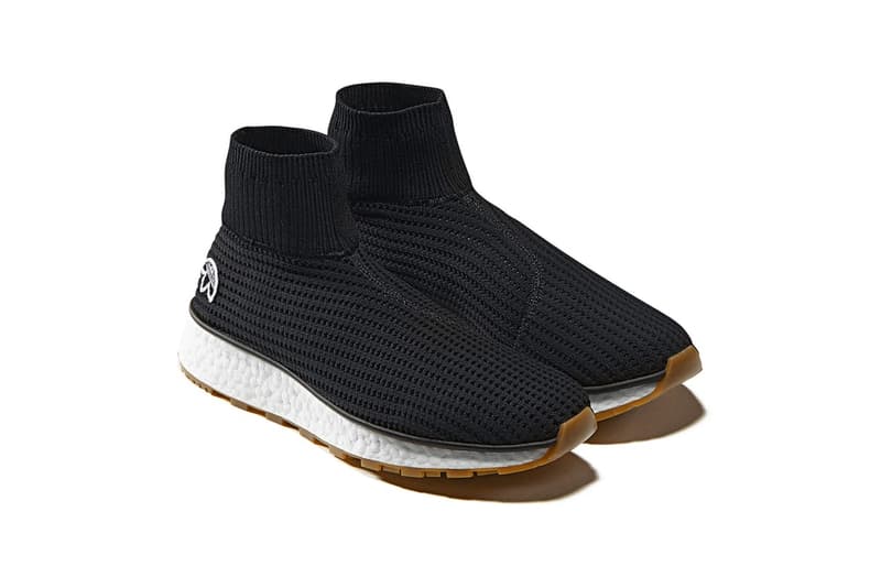 adidas Originals by Alexander Wang Season 3 第2弾のアイテム一覧が公開 adidas Originals by Alexander Wang Season 3 第2弾のアイテム一覧が公開 先月末に立ち上がりを迎えた〈adidas Originals by Alexander Wang(アディダス オリジナルス バイ アレキサンダー ワン)〉の最新コレクション“Season 3”より、早くもDrop 2が登場する。今季は工場での検品作業からインスパイアされ、品質管理基準や出荷不良品などのアイディアをモチーフに、〈adidas〉のアイコンを再構築。第2弾のデリバリーではワークウェアにフォーカスを当て、“CAUTION: DO NOT REMOVE(注意。取り外し厳禁)”というピクセルフォントをキーデザインに採用している。アパレルの注目は開襟タイプのコーチジャケットと、重量感のあるピケ素材を採用したクルーネック&トラックパンツのセットアップ。また、シューズカテゴリーからはAW Bball Soccerの新色とともにソックスランナータイプのRun Clean BOOSTも登場するほか、今回は〈adidas Originals by Alexander Wang〉初のレディースアイテムも展開される。 Alexander Wangの前衛的な哲学を色濃く反映した“Season 3”の第2弾は、〈adidas Originals〉と〈AW〉の直営店とオンライン、そして厳選された一部リテーラーにて5月19日(土)より発売開始。アイテム一覧は、上のフォトギャラリーからご確認を。 あわせて、W杯の歴史を讃える〈adidas Originals〉のユニフォームコレクションもお見逃しなく。 HYPEBEAST