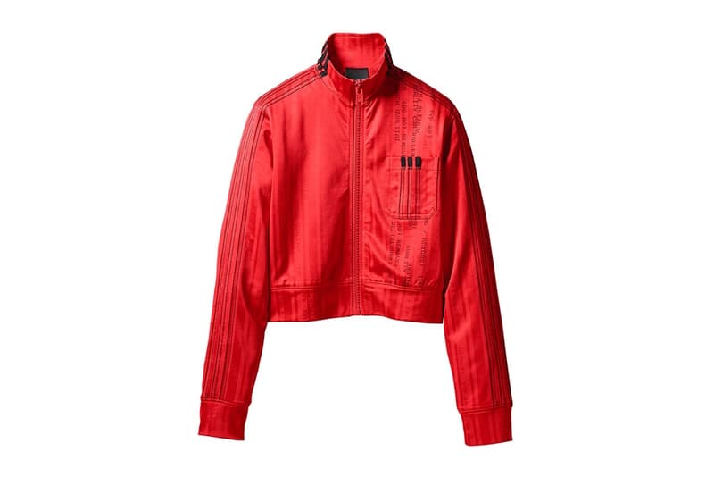 adidas Originals by Alexander Wang Season 3 第2弾のアイテム一覧が公開 adidas Originals by Alexander Wang Season 3 第2弾のアイテム一覧が公開 先月末に立ち上がりを迎えた〈adidas Originals by Alexander Wang(アディダス オリジナルス バイ アレキサンダー ワン)〉の最新コレクション“Season 3”より、早くもDrop 2が登場する。今季は工場での検品作業からインスパイアされ、品質管理基準や出荷不良品などのアイディアをモチーフに、〈adidas〉のアイコンを再構築。第2弾のデリバリーではワークウェアにフォーカスを当て、“CAUTION: DO NOT REMOVE(注意。取り外し厳禁)”というピクセルフォントをキーデザインに採用している。アパレルの注目は開襟タイプのコーチジャケットと、重量感のあるピケ素材を採用したクルーネック&トラックパンツのセットアップ。また、シューズカテゴリーからはAW Bball Soccerの新色とともにソックスランナータイプのRun Clean BOOSTも登場するほか、今回は〈adidas Originals by Alexander Wang〉初のレディースアイテムも展開される。 Alexander Wangの前衛的な哲学を色濃く反映した“Season 3”の第2弾は、〈adidas Originals〉と〈AW〉の直営店とオンライン、そして厳選された一部リテーラーにて5月19日(土)より発売開始。アイテム一覧は、上のフォトギャラリーからご確認を。 あわせて、W杯の歴史を讃える〈adidas Originals〉のユニフォームコレクションもお見逃しなく。 HYPEBEAST