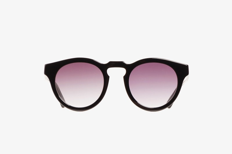 NYストリートの注目株 Aimé Leon Dore が2018年春夏コレクションをデリバリー 夏場の必須アイテムであるシンプルな白Tとレトロなサングラスが登場 昨年の『KITH（キス）』とのコラボや、先日その存在が確認された〈Nike（ナイキ）〉とのプロジェクトでも注目を集める〈Aimé Leon Dore（エメ レオン ドレ）〉から2018年春夏コレクションの最新デリバリーが到着した。  7オンスのコットンを使用したTシャツ3型は、いずれもホワイトのボディにシンプルなグラフィックがプリントされており、中でもカラフルな配色のALD Sailing Teeが目を引く。一方、イタリアにて職人が一つ一つハンドメイドで生産しているALD Sunniesは、そのクラシックなルックスが特徴的。100％アセテート製のフレームはコアワイヤー構造を採用し、内側にはブランドのロゴが刻印されている。シックなブラックをはじめ、べっ甲柄やオレンジ、レトロ感の増すイエローまで全4色展開となる。  夏のマストアイテムである白Tシャツとサングラス各種は、ブランドの公式サイトにて現在販売中。まずは上のフォトロールからそれぞれビジュアルをチェックしてみよう。  東京的不良感が漂う〈BlackEyePatch（ブラックアイパッチ）〉の2018年夏コレクションや、音楽的要素を巧みに取り入れた〈LOOPY HOTEL（ルーピー ホテル）〉の春夏シーズン第2弾など、その他のファッションニュースもお見逃しなく。