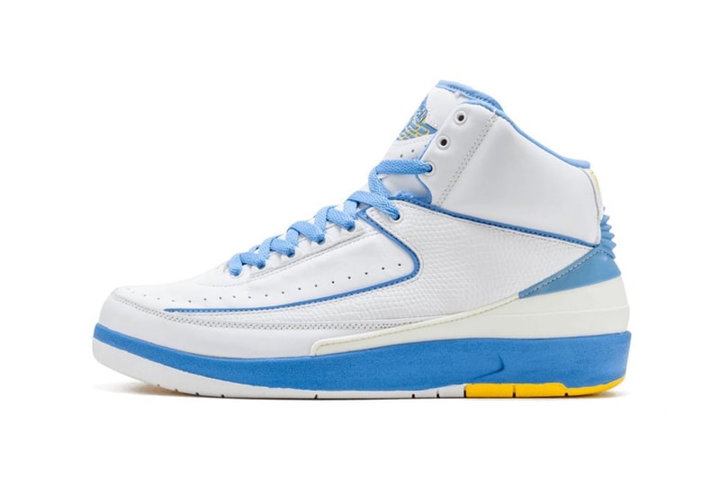 Jordan Brand が14年振りに Air Jordan 2 “Melo” を復刻リリース カーメロ・アンソニーの鮮烈なデビューを支えたプレイヤーズエクスクルーシブモデル LeBron James（レブロン・ジェームズ）やDwyane Wade（ドウェイン・ウェイド）を輩出した2003年のドラフトはNBA史上でも指折り数えるほどの当たり年であった。中でもドラフト3位指名でデンバー・ナゲッツに入団した“Melo”ことCarmelo Anthony（カーメロ・アンソニー）は、LeBronと並び将来リーグを背負う逸材として多方面からの注目を一身に集めた。プロ入り後すぐさまチームのエースに定着したAnthonyは、新人王こそLeBronに譲ったものの、その大きな期待に違わぬ活躍で初年度からチームをプレイオフに導いた。  Air Jordan 2 “Melo”は。そんなCarmeloの順風満帆なルーキーイヤーを支えた一足である。その後のシグネチャー、Jordan Melo 1.5の土台にもなった本モデルであるが、白を基調にナゲッツのチームカラーである鮮やかなパウダーブルー/イエローがシューレースやミッドソール、ヒールなどの各パーツに用いられている。  2004年のオリジナル発売以来、初めてのレトロ化となるAir Jordan 2 “Melo”のリリース日は、6月9日（現地時間）で価格は190ドル（約21,000円）となる模様。復刻モデルが多くリリースされるAir Jordanシリーズであるが、過去のPE（プレイヤーズエクスクルーシブ）モデルの販売は稀なだけに、NBAファンならずとも要注目だ。  あわせて、Travis Scott（トラヴィス・スコット）が着用していたAir Jordan 4の未発売カラー“Dark Grey”のビジュアルもチェックしておこう。 HYPEBEAST