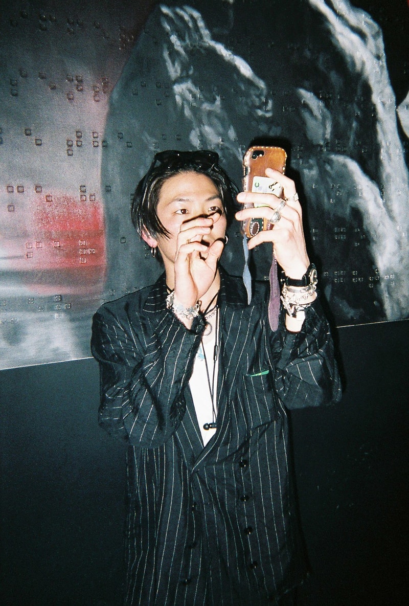 Back to Film：Spaghetti Boys が記録した NUBIAN HARAJUKU のオープニングイベント A$AP Rockyの客演にも迎えられたシカゴの新鋭ラッパー Famous Dexが参戦し、世界的ファッションアイコンのルカ・サバトも乱入 世界最大規模の野外フェス「Coachella（コーチェラ）」にも出演し、誰もが知るビッグレーベルとのコラボレートも噂されているSpaghetti Boys（スパゲッティ ボーイズ）は、DJとしての活動のみならず、〈Off-White™️（オフホワイト）〉や〈Heron Preston（ヘロン プレストン）〉にもパートナーに招聘され、その名を冠したブランドが人気沸騰中だ。『ビーバス・アンド・バットヘッド』などに象徴される90年代のコミカルな世界観を取り入れたアパレルは瞬く間にファンの心を掴み、先日は移転リニューアルを遂げた『NUBIAN HARAJUKU』で世界初のストア展開も決定したばかり。そのSpaghetti Boysにレンズ付きフィルムカメラを託し、『1OAK』で開催された『NUBIAN HARAJUKU』のオープニングイベントの様子をキャプチャーしてもらった。  “NUBIAN HARAJUKU -GRAND OPENING PARTY-”には、A$AP Rocky（エイサップ・ロッキー）の客演に迎えられ、#JapanChallengeのタグで爆発的ヒットを記録した“JAPAN”のリリースも記憶に新しいシカゴ出身の新鋭ラッパー、Famous Dex（フェイマス デックス）が参戦。また、同時期に来日していたカリスマモデル、Luka Sabbat（ルカ・サバト）も乱入し、満員の会場は終始熱気に包まれていたようだ。  Spaghetti Boysの注目度の高さが伺える“Back to Film”を是非、上のフォトギャラリーからチェックしてみてほしい。〈HUF（ハフ）〉のクリエイティブチームやDesiigner（デザイナー）なども参加した同企画のアーカイブ記事は、こちらからプレイバック。