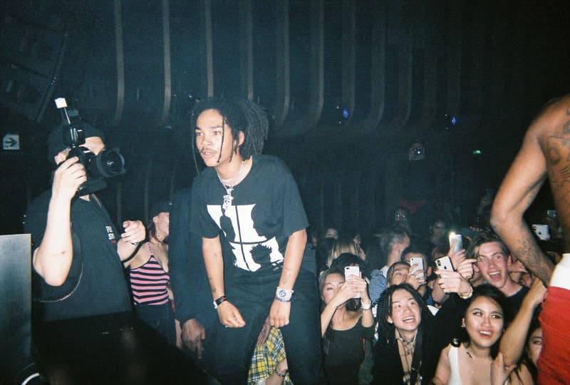 Back to Film:Spaghetti Boys が記録した NUBIAN HARAJUKU のオープニングイベント A$AP Rockyの客演にも迎えられたシカゴの新鋭ラッパー Famous Dexが参戦し、世界的ファッションアイコンのルカ・サバトも乱入 世界最大規模の野外フェス「Coachella(コーチェラ)」にも出演し、誰もが知るビッグレーベルとのコラボレートも噂されているSpaghetti Boys(スパゲッティ ボーイズ)は、DJとしての活動のみならず、〈Off-White™️(オフホワイト)〉や〈Heron Preston(ヘロン プレストン)〉にもパートナーに招聘され、その名を冠したブランドが人気沸騰中だ。『ビーバス・アンド・バットヘッド』などに象徴される90年代のコミカルな世界観を取り入れたアパレルは瞬く間にファンの心を掴み、先日は移転リニューアルを遂げた『NUBIAN HARAJUKU』で世界初のストア展開も決定したばかり。そのSpaghetti Boysにレンズ付きフィルムカメラを託し、『1OAK』で開催された『NUBIAN HARAJUKU』のオープニングイベントの様子をキャプチャーしてもらった。 “NUBIAN HARAJUKU -GRAND OPENING PARTY-”には、A$AP Rocky(エイサップ・ロッキー)の客演に迎えられ、#JapanChallengeのタグで爆発的ヒットを記録した“JAPAN”のリリースも記憶に新しいシカゴ出身の新鋭ラッパー、Famous Dex(フェイマス デックス)が参戦。また、同時期に来日していたカリスマモデル、Luka Sabbat(ルカ・サバト)も乱入し、満員の会場は終始熱気に包まれていたようだ。 Spaghetti Boysの注目度の高さが伺える“Back to Film”を是非、上のフォトギャラリーからチェックしてみてほしい。〈HUF(ハフ)〉のクリエイティブチームやDesiigner(デザイナー)なども参加した同企画のアーカイブ記事は、こちらからプレイバック。