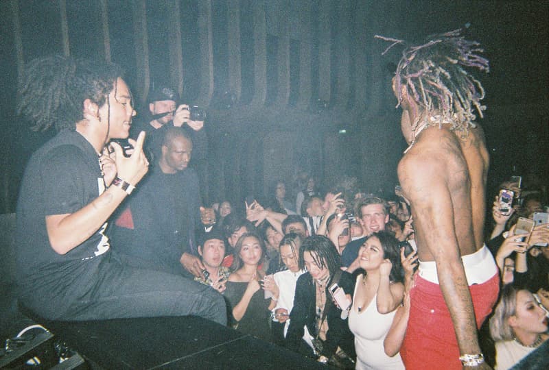 Back to Film:Spaghetti Boys が記録した NUBIAN HARAJUKU のオープニングイベント A$AP Rockyの客演にも迎えられたシカゴの新鋭ラッパー Famous Dexが参戦し、世界的ファッションアイコンのルカ・サバトも乱入 世界最大規模の野外フェス「Coachella(コーチェラ)」にも出演し、誰もが知るビッグレーベルとのコラボレートも噂されているSpaghetti Boys(スパゲッティ ボーイズ)は、DJとしての活動のみならず、〈Off-White™️(オフホワイト)〉や〈Heron Preston(ヘロン プレストン)〉にもパートナーに招聘され、その名を冠したブランドが人気沸騰中だ。『ビーバス・アンド・バットヘッド』などに象徴される90年代のコミカルな世界観を取り入れたアパレルは瞬く間にファンの心を掴み、先日は移転リニューアルを遂げた『NUBIAN HARAJUKU』で世界初のストア展開も決定したばかり。そのSpaghetti Boysにレンズ付きフィルムカメラを託し、『1OAK』で開催された『NUBIAN HARAJUKU』のオープニングイベントの様子をキャプチャーしてもらった。 “NUBIAN HARAJUKU -GRAND OPENING PARTY-”には、A$AP Rocky(エイサップ・ロッキー)の客演に迎えられ、#JapanChallengeのタグで爆発的ヒットを記録した“JAPAN”のリリースも記憶に新しいシカゴ出身の新鋭ラッパー、Famous Dex(フェイマス デックス)が参戦。また、同時期に来日していたカリスマモデル、Luka Sabbat(ルカ・サバト)も乱入し、満員の会場は終始熱気に包まれていたようだ。 Spaghetti Boysの注目度の高さが伺える“Back to Film”を是非、上のフォトギャラリーからチェックしてみてほしい。〈HUF(ハフ)〉のクリエイティブチームやDesiigner(デザイナー)なども参加した同企画のアーカイブ記事は、こちらからプレイバック。