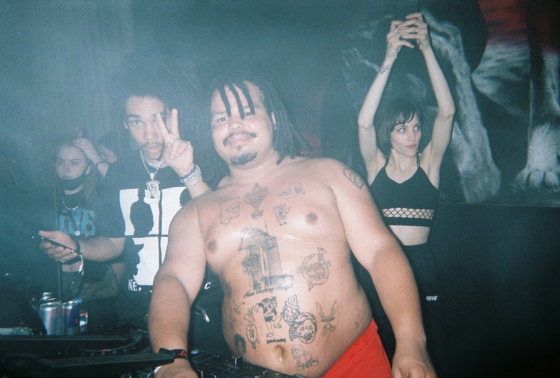Back to Film：Spaghetti Boys が記録した NUBIAN HARAJUKU のオープニングイベント A$AP Rockyの客演にも迎えられたシカゴの新鋭ラッパー Famous Dexが参戦し、世界的ファッションアイコンのルカ・サバトも乱入 世界最大規模の野外フェス「Coachella（コーチェラ）」にも出演し、誰もが知るビッグレーベルとのコラボレートも噂されているSpaghetti Boys（スパゲッティ ボーイズ）は、DJとしての活動のみならず、〈Off-White™️（オフホワイト）〉や〈Heron Preston（ヘロン プレストン）〉にもパートナーに招聘され、その名を冠したブランドが人気沸騰中だ。『ビーバス・アンド・バットヘッド』などに象徴される90年代のコミカルな世界観を取り入れたアパレルは瞬く間にファンの心を掴み、先日は移転リニューアルを遂げた『NUBIAN HARAJUKU』で世界初のストア展開も決定したばかり。そのSpaghetti Boysにレンズ付きフィルムカメラを託し、『1OAK』で開催された『NUBIAN HARAJUKU』のオープニングイベントの様子をキャプチャーしてもらった。  “NUBIAN HARAJUKU -GRAND OPENING PARTY-”には、A$AP Rocky（エイサップ・ロッキー）の客演に迎えられ、#JapanChallengeのタグで爆発的ヒットを記録した“JAPAN”のリリースも記憶に新しいシカゴ出身の新鋭ラッパー、Famous Dex（フェイマス デックス）が参戦。また、同時期に来日していたカリスマモデル、Luka Sabbat（ルカ・サバト）も乱入し、満員の会場は終始熱気に包まれていたようだ。  Spaghetti Boysの注目度の高さが伺える“Back to Film”を是非、上のフォトギャラリーからチェックしてみてほしい。〈HUF（ハフ）〉のクリエイティブチームやDesiigner（デザイナー）なども参加した同企画のアーカイブ記事は、こちらからプレイバック。