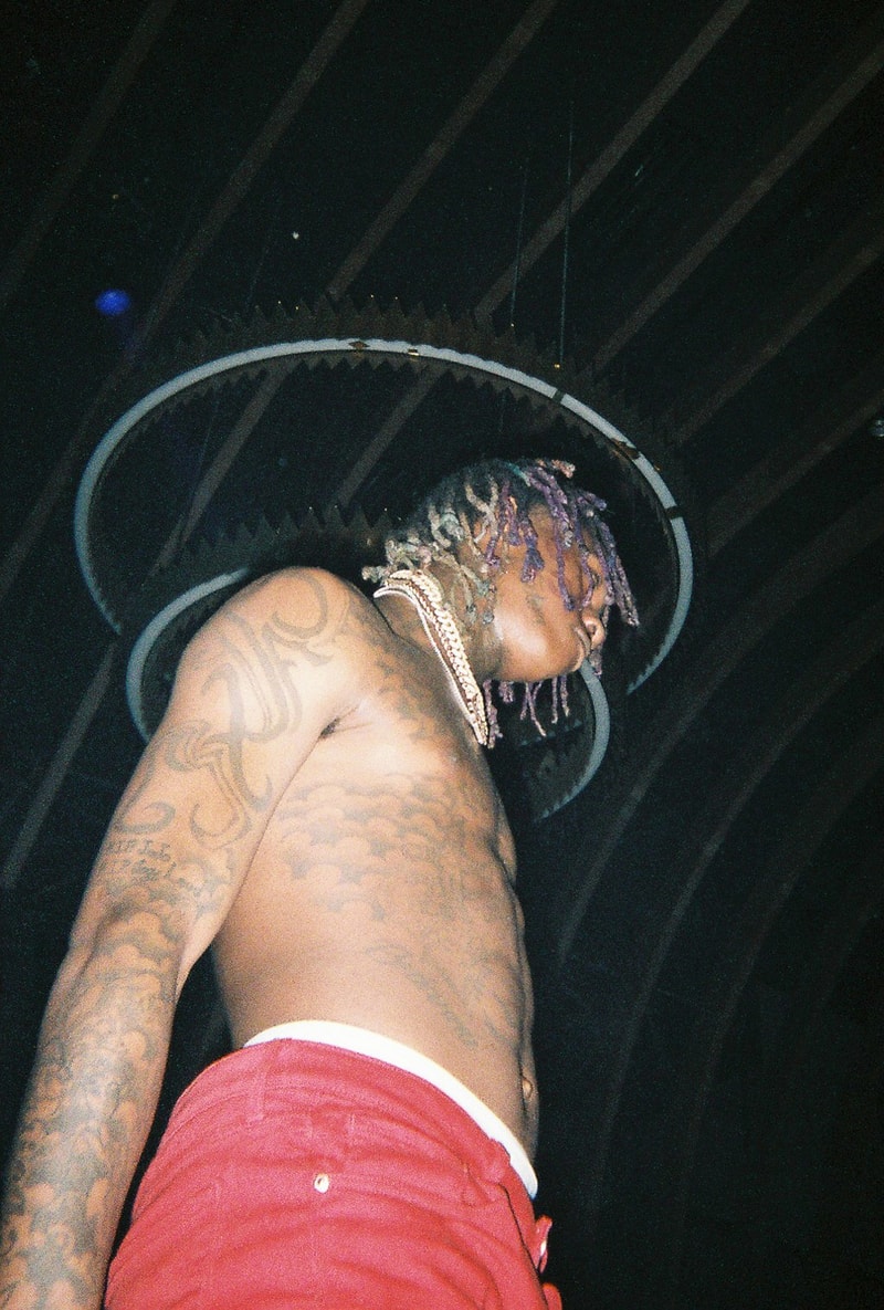 Back to Film：Spaghetti Boys が記録した NUBIAN HARAJUKU のオープニングイベント A$AP Rockyの客演にも迎えられたシカゴの新鋭ラッパー Famous Dexが参戦し、世界的ファッションアイコンのルカ・サバトも乱入 世界最大規模の野外フェス「Coachella（コーチェラ）」にも出演し、誰もが知るビッグレーベルとのコラボレートも噂されているSpaghetti Boys（スパゲッティ ボーイズ）は、DJとしての活動のみならず、〈Off-White™️（オフホワイト）〉や〈Heron Preston（ヘロン プレストン）〉にもパートナーに招聘され、その名を冠したブランドが人気沸騰中だ。『ビーバス・アンド・バットヘッド』などに象徴される90年代のコミカルな世界観を取り入れたアパレルは瞬く間にファンの心を掴み、先日は移転リニューアルを遂げた『NUBIAN HARAJUKU』で世界初のストア展開も決定したばかり。そのSpaghetti Boysにレンズ付きフィルムカメラを託し、『1OAK』で開催された『NUBIAN HARAJUKU』のオープニングイベントの様子をキャプチャーしてもらった。  “NUBIAN HARAJUKU -GRAND OPENING PARTY-”には、A$AP Rocky（エイサップ・ロッキー）の客演に迎えられ、#JapanChallengeのタグで爆発的ヒットを記録した“JAPAN”のリリースも記憶に新しいシカゴ出身の新鋭ラッパー、Famous Dex（フェイマス デックス）が参戦。また、同時期に来日していたカリスマモデル、Luka Sabbat（ルカ・サバト）も乱入し、満員の会場は終始熱気に包まれていたようだ。  Spaghetti Boysの注目度の高さが伺える“Back to Film”を是非、上のフォトギャラリーからチェックしてみてほしい。〈HUF（ハフ）〉のクリエイティブチームやDesiigner（デザイナー）なども参加した同企画のアーカイブ記事は、こちらからプレイバック。