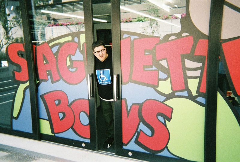 Back to Film：Spaghetti Boys が記録した NUBIAN HARAJUKU のオープニングイベント A$AP Rockyの客演にも迎えられたシカゴの新鋭ラッパー Famous Dexが参戦し、世界的ファッションアイコンのルカ・サバトも乱入 世界最大規模の野外フェス「Coachella（コーチェラ）」にも出演し、誰もが知るビッグレーベルとのコラボレートも噂されているSpaghetti Boys（スパゲッティ ボーイズ）は、DJとしての活動のみならず、〈Off-White™️（オフホワイト）〉や〈Heron Preston（ヘロン プレストン）〉にもパートナーに招聘され、その名を冠したブランドが人気沸騰中だ。『ビーバス・アンド・バットヘッド』などに象徴される90年代のコミカルな世界観を取り入れたアパレルは瞬く間にファンの心を掴み、先日は移転リニューアルを遂げた『NUBIAN HARAJUKU』で世界初のストア展開も決定したばかり。そのSpaghetti Boysにレンズ付きフィルムカメラを託し、『1OAK』で開催された『NUBIAN HARAJUKU』のオープニングイベントの様子をキャプチャーしてもらった。  “NUBIAN HARAJUKU -GRAND OPENING PARTY-”には、A$AP Rocky（エイサップ・ロッキー）の客演に迎えられ、#JapanChallengeのタグで爆発的ヒットを記録した“JAPAN”のリリースも記憶に新しいシカゴ出身の新鋭ラッパー、Famous Dex（フェイマス デックス）が参戦。また、同時期に来日していたカリスマモデル、Luka Sabbat（ルカ・サバト）も乱入し、満員の会場は終始熱気に包まれていたようだ。  Spaghetti Boysの注目度の高さが伺える“Back to Film”を是非、上のフォトギャラリーからチェックしてみてほしい。〈HUF（ハフ）〉のクリエイティブチームやDesiigner（デザイナー）なども参加した同企画のアーカイブ記事は、こちらからプレイバック。