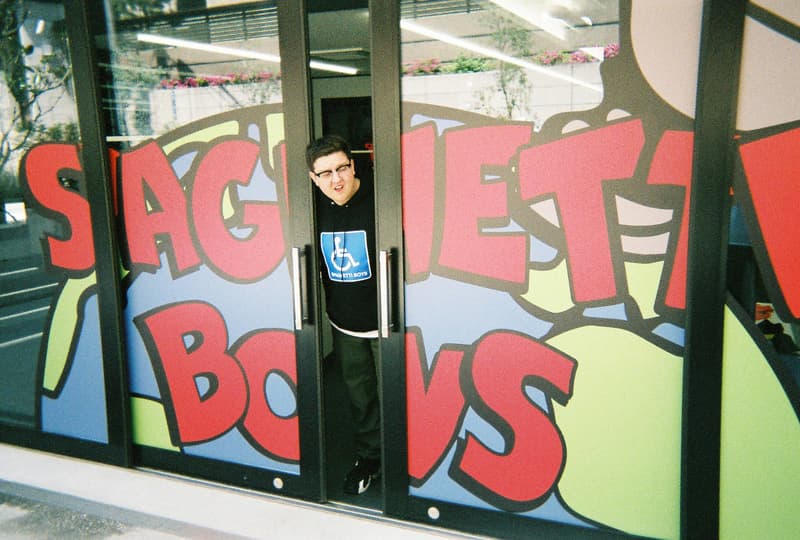 Back to Film:Spaghetti Boys が記録した NUBIAN HARAJUKU のオープニングイベント A$AP Rockyの客演にも迎えられたシカゴの新鋭ラッパー Famous Dexが参戦し、世界的ファッションアイコンのルカ・サバトも乱入 世界最大規模の野外フェス「Coachella(コーチェラ)」にも出演し、誰もが知るビッグレーベルとのコラボレートも噂されているSpaghetti Boys(スパゲッティ ボーイズ)は、DJとしての活動のみならず、〈Off-White™️(オフホワイト)〉や〈Heron Preston(ヘロン プレストン)〉にもパートナーに招聘され、その名を冠したブランドが人気沸騰中だ。『ビーバス・アンド・バットヘッド』などに象徴される90年代のコミカルな世界観を取り入れたアパレルは瞬く間にファンの心を掴み、先日は移転リニューアルを遂げた『NUBIAN HARAJUKU』で世界初のストア展開も決定したばかり。そのSpaghetti Boysにレンズ付きフィルムカメラを託し、『1OAK』で開催された『NUBIAN HARAJUKU』のオープニングイベントの様子をキャプチャーしてもらった。 “NUBIAN HARAJUKU -GRAND OPENING PARTY-”には、A$AP Rocky(エイサップ・ロッキー)の客演に迎えられ、#JapanChallengeのタグで爆発的ヒットを記録した“JAPAN”のリリースも記憶に新しいシカゴ出身の新鋭ラッパー、Famous Dex(フェイマス デックス)が参戦。また、同時期に来日していたカリスマモデル、Luka Sabbat(ルカ・サバト)も乱入し、満員の会場は終始熱気に包まれていたようだ。 Spaghetti Boysの注目度の高さが伺える“Back to Film”を是非、上のフォトギャラリーからチェックしてみてほしい。〈HUF(ハフ)〉のクリエイティブチームやDesiigner(デザイナー)なども参加した同企画のアーカイブ記事は、こちらからプレイバック。