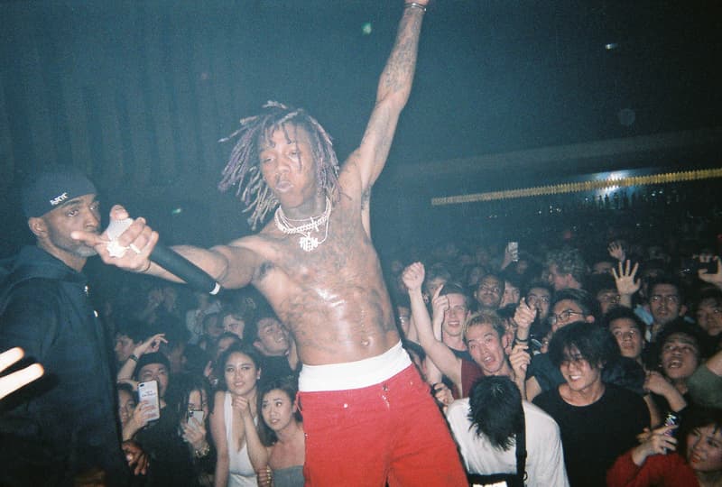 Back to Film:Spaghetti Boys が記録した NUBIAN HARAJUKU のオープニングイベント A$AP Rockyの客演にも迎えられたシカゴの新鋭ラッパー Famous Dexが参戦し、世界的ファッションアイコンのルカ・サバトも乱入 世界最大規模の野外フェス「Coachella(コーチェラ)」にも出演し、誰もが知るビッグレーベルとのコラボレートも噂されているSpaghetti Boys(スパゲッティ ボーイズ)は、DJとしての活動のみならず、〈Off-White™️(オフホワイト)〉や〈Heron Preston(ヘロン プレストン)〉にもパートナーに招聘され、その名を冠したブランドが人気沸騰中だ。『ビーバス・アンド・バットヘッド』などに象徴される90年代のコミカルな世界観を取り入れたアパレルは瞬く間にファンの心を掴み、先日は移転リニューアルを遂げた『NUBIAN HARAJUKU』で世界初のストア展開も決定したばかり。そのSpaghetti Boysにレンズ付きフィルムカメラを託し、『1OAK』で開催された『NUBIAN HARAJUKU』のオープニングイベントの様子をキャプチャーしてもらった。 “NUBIAN HARAJUKU -GRAND OPENING PARTY-”には、A$AP Rocky(エイサップ・ロッキー)の客演に迎えられ、#JapanChallengeのタグで爆発的ヒットを記録した“JAPAN”のリリースも記憶に新しいシカゴ出身の新鋭ラッパー、Famous Dex(フェイマス デックス)が参戦。また、同時期に来日していたカリスマモデル、Luka Sabbat(ルカ・サバト)も乱入し、満員の会場は終始熱気に包まれていたようだ。 Spaghetti Boysの注目度の高さが伺える“Back to Film”を是非、上のフォトギャラリーからチェックしてみてほしい。〈HUF(ハフ)〉のクリエイティブチームやDesiigner(デザイナー)なども参加した同企画のアーカイブ記事は、こちらからプレイバック。