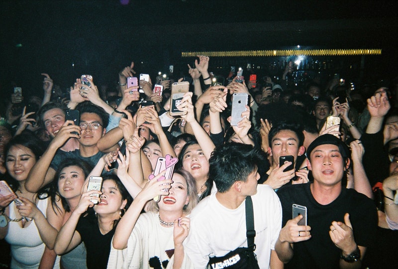 Back to Film：Spaghetti Boys が記録した NUBIAN HARAJUKU のオープニングイベント A$AP Rockyの客演にも迎えられたシカゴの新鋭ラッパー Famous Dexが参戦し、世界的ファッションアイコンのルカ・サバトも乱入 世界最大規模の野外フェス「Coachella（コーチェラ）」にも出演し、誰もが知るビッグレーベルとのコラボレートも噂されているSpaghetti Boys（スパゲッティ ボーイズ）は、DJとしての活動のみならず、〈Off-White™️（オフホワイト）〉や〈Heron Preston（ヘロン プレストン）〉にもパートナーに招聘され、その名を冠したブランドが人気沸騰中だ。『ビーバス・アンド・バットヘッド』などに象徴される90年代のコミカルな世界観を取り入れたアパレルは瞬く間にファンの心を掴み、先日は移転リニューアルを遂げた『NUBIAN HARAJUKU』で世界初のストア展開も決定したばかり。そのSpaghetti Boysにレンズ付きフィルムカメラを託し、『1OAK』で開催された『NUBIAN HARAJUKU』のオープニングイベントの様子をキャプチャーしてもらった。  “NUBIAN HARAJUKU -GRAND OPENING PARTY-”には、A$AP Rocky（エイサップ・ロッキー）の客演に迎えられ、#JapanChallengeのタグで爆発的ヒットを記録した“JAPAN”のリリースも記憶に新しいシカゴ出身の新鋭ラッパー、Famous Dex（フェイマス デックス）が参戦。また、同時期に来日していたカリスマモデル、Luka Sabbat（ルカ・サバト）も乱入し、満員の会場は終始熱気に包まれていたようだ。  Spaghetti Boysの注目度の高さが伺える“Back to Film”を是非、上のフォトギャラリーからチェックしてみてほしい。〈HUF（ハフ）〉のクリエイティブチームやDesiigner（デザイナー）なども参加した同企画のアーカイブ記事は、こちらからプレイバック。