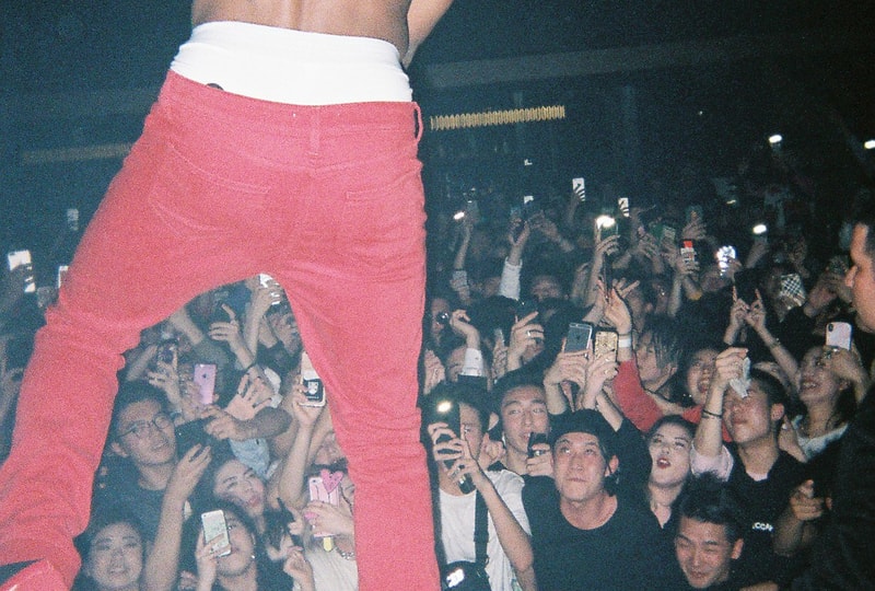 Back to Film：Spaghetti Boys が記録した NUBIAN HARAJUKU のオープニングイベント A$AP Rockyの客演にも迎えられたシカゴの新鋭ラッパー Famous Dexが参戦し、世界的ファッションアイコンのルカ・サバトも乱入 世界最大規模の野外フェス「Coachella（コーチェラ）」にも出演し、誰もが知るビッグレーベルとのコラボレートも噂されているSpaghetti Boys（スパゲッティ ボーイズ）は、DJとしての活動のみならず、〈Off-White™️（オフホワイト）〉や〈Heron Preston（ヘロン プレストン）〉にもパートナーに招聘され、その名を冠したブランドが人気沸騰中だ。『ビーバス・アンド・バットヘッド』などに象徴される90年代のコミカルな世界観を取り入れたアパレルは瞬く間にファンの心を掴み、先日は移転リニューアルを遂げた『NUBIAN HARAJUKU』で世界初のストア展開も決定したばかり。そのSpaghetti Boysにレンズ付きフィルムカメラを託し、『1OAK』で開催された『NUBIAN HARAJUKU』のオープニングイベントの様子をキャプチャーしてもらった。  “NUBIAN HARAJUKU -GRAND OPENING PARTY-”には、A$AP Rocky（エイサップ・ロッキー）の客演に迎えられ、#JapanChallengeのタグで爆発的ヒットを記録した“JAPAN”のリリースも記憶に新しいシカゴ出身の新鋭ラッパー、Famous Dex（フェイマス デックス）が参戦。また、同時期に来日していたカリスマモデル、Luka Sabbat（ルカ・サバト）も乱入し、満員の会場は終始熱気に包まれていたようだ。  Spaghetti Boysの注目度の高さが伺える“Back to Film”を是非、上のフォトギャラリーからチェックしてみてほしい。〈HUF（ハフ）〉のクリエイティブチームやDesiigner（デザイナー）なども参加した同企画のアーカイブ記事は、こちらからプレイバック。