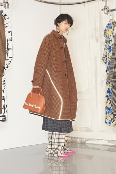 一大トレンドを生み出す Balenciaga の2018年秋ルックブックを公開 デムナ・ヴァザリアの進化が垣間見えるウィメンズルックはヘッズ必見 5月23日 2018年秋コレクション Balenciaga バレンシアガ Demna Gvasalia デムナ・ヴァザリア ウィメンズウェア ルックブック 紳士服 オーバーサイズ タイトシルエット テーラードセットアップ ドレス 大判マフラー ブーティ バッグ アノラックパーカ HYPEBEAST ハイプビースト