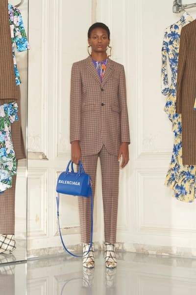一大トレンドを生み出す Balenciaga の2018年秋ルックブックを公開 デムナ・ヴァザリアの進化が垣間見えるウィメンズルックはヘッズ必見 5月23日 2018年秋コレクション Balenciaga バレンシアガ Demna Gvasalia デムナ・ヴァザリア ウィメンズウェア ルックブック 紳士服 オーバーサイズ タイトシルエット テーラードセットアップ ドレス 大判マフラー ブーティ バッグ アノラックパーカ HYPEBEAST ハイプビースト