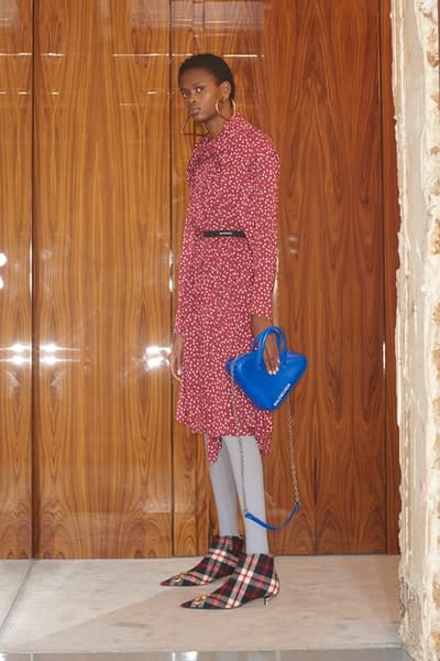 一大トレンドを生み出す Balenciaga の2018年秋ルックブックを公開 デムナ・ヴァザリアの進化が垣間見えるウィメンズルックはヘッズ必見 5月23日 2018年秋コレクション Balenciaga バレンシアガ Demna Gvasalia デムナ・ヴァザリア ウィメンズウェア ルックブック 紳士服 オーバーサイズ タイトシルエット テーラードセットアップ ドレス 大判マフラー ブーティ バッグ アノラックパーカ HYPEBEAST ハイプビースト