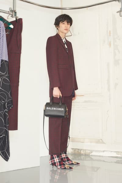 一大トレンドを生み出す Balenciaga の2018年秋ルックブックを公開 デムナ・ヴァザリアの進化が垣間見えるウィメンズルックはヘッズ必見 5月23日 2018年秋コレクション Balenciaga バレンシアガ Demna Gvasalia デムナ・ヴァザリア ウィメンズウェア ルックブック 紳士服 オーバーサイズ タイトシルエット テーラードセットアップ ドレス 大判マフラー ブーティ バッグ アノラックパーカ HYPEBEAST ハイプビースト