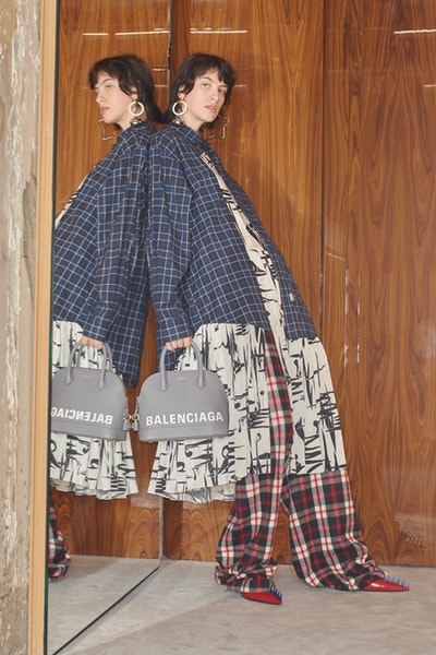一大トレンドを生み出す Balenciaga の2018年秋ルックブックを公開 デムナ・ヴァザリアの進化が垣間見えるウィメンズルックはヘッズ必見 5月23日 2018年秋コレクション Balenciaga バレンシアガ Demna Gvasalia デムナ・ヴァザリア ウィメンズウェア ルックブック 紳士服 オーバーサイズ タイトシルエット テーラードセットアップ ドレス 大判マフラー ブーティ バッグ アノラックパーカ HYPEBEAST ハイプビースト