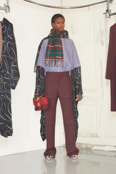 一大トレンドを生み出す Balenciaga の2018年秋ルックブックを公開 デムナ・ヴァザリアの進化が垣間見えるウィメンズルックはヘッズ必見 5月23日 2018年秋コレクション Balenciaga バレンシアガ Demna Gvasalia デムナ・ヴァザリア ウィメンズウェア ルックブック 紳士服 オーバーサイズ タイトシルエット テーラードセットアップ ドレス 大判マフラー ブーティ バッグ アノラックパーカ HYPEBEAST ハイプビースト