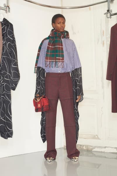 一大トレンドを生み出す Balenciaga の2018年秋ルックブックを公開 デムナ・ヴァザリアの進化が垣間見えるウィメンズルックはヘッズ必見 5月23日 2018年秋コレクション Balenciaga バレンシアガ Demna Gvasalia デムナ・ヴァザリア ウィメンズウェア ルックブック 紳士服 オーバーサイズ タイトシルエット テーラードセットアップ ドレス 大判マフラー ブーティ バッグ アノラックパーカ HYPEBEAST ハイプビースト