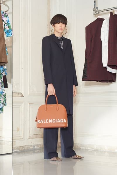 一大トレンドを生み出す Balenciaga の2018年秋ルックブックを公開 デムナ・ヴァザリアの進化が垣間見えるウィメンズルックはヘッズ必見 5月23日 2018年秋コレクション Balenciaga バレンシアガ Demna Gvasalia デムナ・ヴァザリア ウィメンズウェア ルックブック 紳士服 オーバーサイズ タイトシルエット テーラードセットアップ ドレス 大判マフラー ブーティ バッグ アノラックパーカ HYPEBEAST ハイプビースト