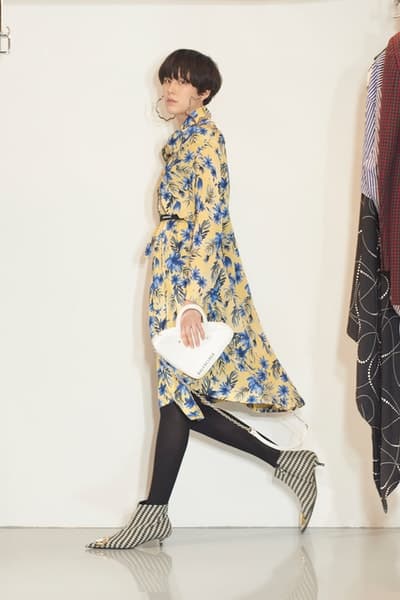 一大トレンドを生み出す Balenciaga の2018年秋ルックブックを公開 デムナ・ヴァザリアの進化が垣間見えるウィメンズルックはヘッズ必見 5月23日 2018年秋コレクション Balenciaga バレンシアガ Demna Gvasalia デムナ・ヴァザリア ウィメンズウェア ルックブック 紳士服 オーバーサイズ タイトシルエット テーラードセットアップ ドレス 大判マフラー ブーティ バッグ アノラックパーカ HYPEBEAST ハイプビースト