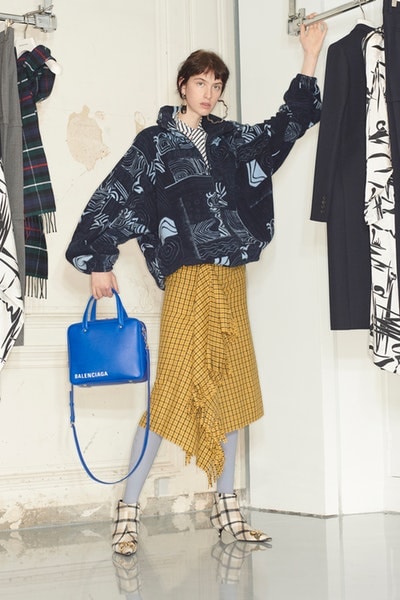 一大トレンドを生み出す Balenciaga の2018年秋ルックブックを公開 デムナ・ヴァザリアの進化が垣間見えるウィメンズルックはヘッズ必見 5月23日 2018年秋コレクション Balenciaga バレンシアガ Demna Gvasalia デムナ・ヴァザリア ウィメンズウェア ルックブック 紳士服 オーバーサイズ タイトシルエット テーラードセットアップ ドレス 大判マフラー ブーティ バッグ アノラックパーカ HYPEBEAST ハイプビースト