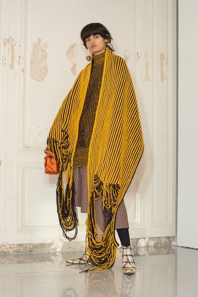 一大トレンドを生み出す Balenciaga の2018年秋ルックブックを公開 デムナ・ヴァザリアの進化が垣間見えるウィメンズルックはヘッズ必見 5月23日 2018年秋コレクション Balenciaga バレンシアガ Demna Gvasalia デムナ・ヴァザリア ウィメンズウェア ルックブック 紳士服 オーバーサイズ タイトシルエット テーラードセットアップ ドレス 大判マフラー ブーティ バッグ アノラックパーカ HYPEBEAST ハイプビースト