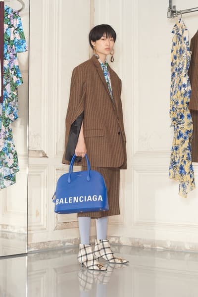 一大トレンドを生み出す Balenciaga の2018年秋ルックブックを公開 デムナ・ヴァザリアの進化が垣間見えるウィメンズルックはヘッズ必見 5月23日 2018年秋コレクション Balenciaga バレンシアガ Demna Gvasalia デムナ・ヴァザリア ウィメンズウェア ルックブック 紳士服 オーバーサイズ タイトシルエット テーラードセットアップ ドレス 大判マフラー ブーティ バッグ アノラックパーカ HYPEBEAST ハイプビースト