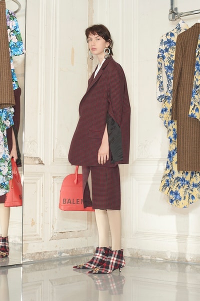 一大トレンドを生み出す Balenciaga の2018年秋ルックブックを公開 デムナ・ヴァザリアの進化が垣間見えるウィメンズルックはヘッズ必見 5月23日 2018年秋コレクション Balenciaga バレンシアガ Demna Gvasalia デムナ・ヴァザリア ウィメンズウェア ルックブック 紳士服 オーバーサイズ タイトシルエット テーラードセットアップ ドレス 大判マフラー ブーティ バッグ アノラックパーカ HYPEBEAST ハイプビースト