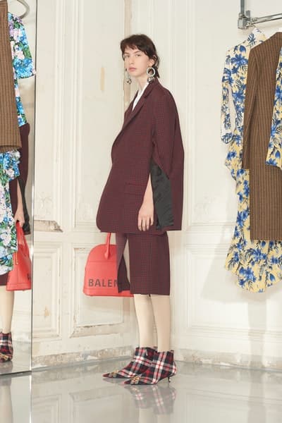 一大トレンドを生み出す Balenciaga の2018年秋ルックブックを公開 デムナ・ヴァザリアの進化が垣間見えるウィメンズルックはヘッズ必見 5月23日 2018年秋コレクション Balenciaga バレンシアガ Demna Gvasalia デムナ・ヴァザリア ウィメンズウェア ルックブック 紳士服 オーバーサイズ タイトシルエット テーラードセットアップ ドレス 大判マフラー ブーティ バッグ アノラックパーカ HYPEBEAST ハイプビースト