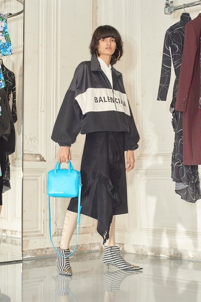 一大トレンドを生み出す Balenciaga の2018年秋ルックブックを公開 デムナ・ヴァザリアの進化が垣間見えるウィメンズルックはヘッズ必見 5月23日 2018年秋コレクション Balenciaga バレンシアガ Demna Gvasalia デムナ・ヴァザリア ウィメンズウェア ルックブック 紳士服 オーバーサイズ タイトシルエット テーラードセットアップ ドレス 大判マフラー ブーティ バッグ アノラックパーカ HYPEBEAST ハイプビースト