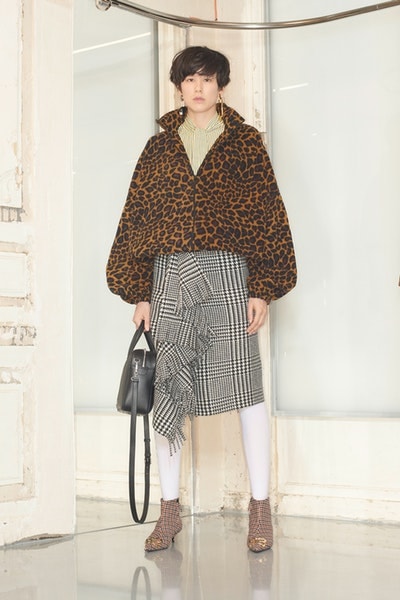 一大トレンドを生み出す Balenciaga の2018年秋ルックブックを公開 デムナ・ヴァザリアの進化が垣間見えるウィメンズルックはヘッズ必見 5月23日 2018年秋コレクション Balenciaga バレンシアガ Demna Gvasalia デムナ・ヴァザリア ウィメンズウェア ルックブック 紳士服 オーバーサイズ タイトシルエット テーラードセットアップ ドレス 大判マフラー ブーティ バッグ アノラックパーカ HYPEBEAST ハイプビースト