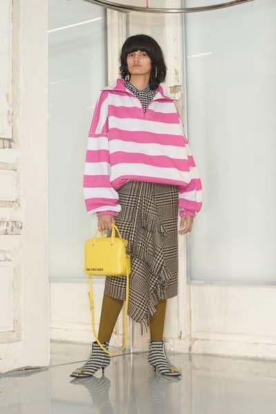 一大トレンドを生み出す Balenciaga の2018年秋ルックブックを公開 デムナ・ヴァザリアの進化が垣間見えるウィメンズルックはヘッズ必見 5月23日 2018年秋コレクション Balenciaga バレンシアガ Demna Gvasalia デムナ・ヴァザリア ウィメンズウェア ルックブック 紳士服 オーバーサイズ タイトシルエット テーラードセットアップ ドレス 大判マフラー ブーティ バッグ アノラックパーカ HYPEBEAST ハイプビースト