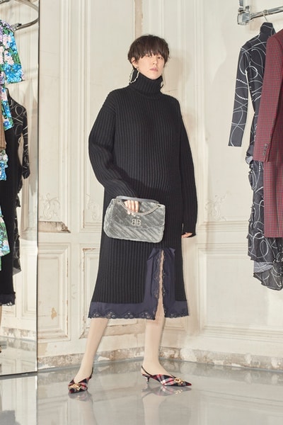 一大トレンドを生み出す Balenciaga の2018年秋ルックブックを公開 デムナ・ヴァザリアの進化が垣間見えるウィメンズルックはヘッズ必見 5月23日 2018年秋コレクション Balenciaga バレンシアガ Demna Gvasalia デムナ・ヴァザリア ウィメンズウェア ルックブック 紳士服 オーバーサイズ タイトシルエット テーラードセットアップ ドレス 大判マフラー ブーティ バッグ アノラックパーカ HYPEBEAST ハイプビースト