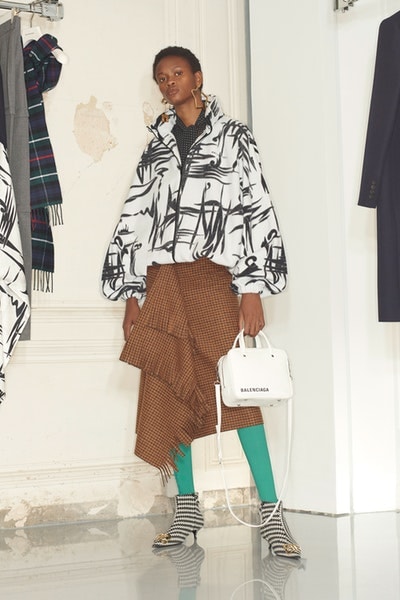 一大トレンドを生み出す Balenciaga の2018年秋ルックブックを公開 デムナ・ヴァザリアの進化が垣間見えるウィメンズルックはヘッズ必見 5月23日 2018年秋コレクション Balenciaga バレンシアガ Demna Gvasalia デムナ・ヴァザリア ウィメンズウェア ルックブック 紳士服 オーバーサイズ タイトシルエット テーラードセットアップ ドレス 大判マフラー ブーティ バッグ アノラックパーカ HYPEBEAST ハイプビースト